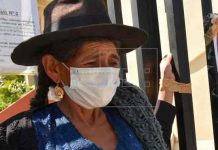 Madre se crucifica en protesta por fuga del asesino de su hija en Bolivia bolivia, justicia, feminicidio,