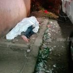 Encuentran a mujer tirada en las calles del barrio El Recreo