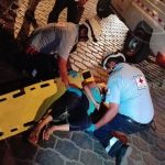 Mujer se cae de motocicleta por viajar discutiendo con su marido