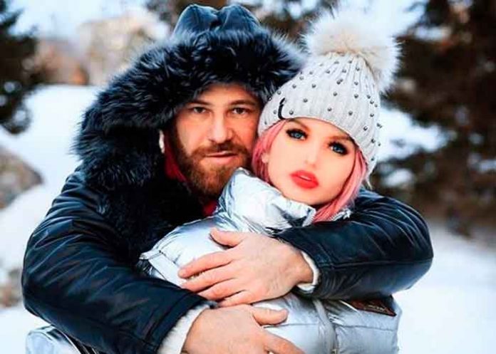 viral, divorcio, muneca inflable, yuri tolochko, poliamor, insolito,