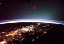 Un astronauta graba extraños objetos móviles que pasan por la tierra