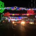 Familias nicaragüenses admiran los nacimientos en la avenida de Bolívar a Chávez