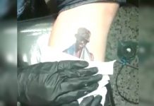 Video: Valiente se hace tatuaje del «Negro del WhatsApp»