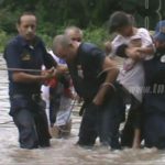 Video: Niña es rescatada de las corrientes del Río Coco