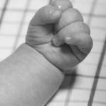 Mujer abandona a su niña, de 7 meses, en una tienda de EE.UU estados unidos, abandono de niños, sociedad, niños,