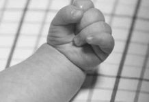 Mujer abandona a su niña, de 7 meses, en una tienda de EE.UU estados unidos, abandono de niños, sociedad, niños,