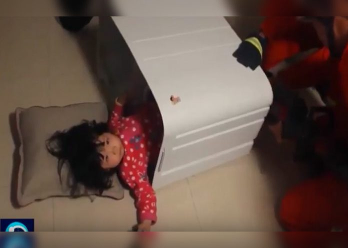 nina-atorada-en-lavadora