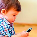 Descubre que le sucede a los niños que usan smartphones