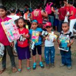 Nandaime: Niños llenos de felicidad al recibir un juguete