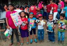 Nandaime: Niños llenos de felicidad al recibir un juguete