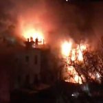 Bomberos luchan para extinguir un incendio en un edificio de tres pisos en Brooklyn, EE.UU. (VIDEOS)