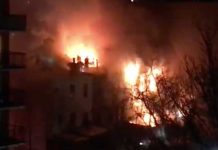 Bomberos luchan para extinguir un incendio en un edificio de tres pisos en Brooklyn, EE.UU. (VIDEOS)