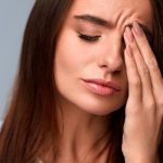 ¿Por qué nos tiembla el ojo? El estrés no es la única causa