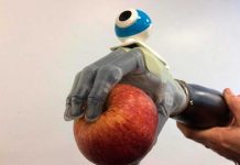 Diseñan una mano biónica equipada con un ojo artificial