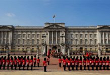 Cancelan el cambio de guardia en Buckingham y las visitas al Parlamento