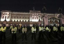 Arrestan a hombre por agredir a dos policías en Londres