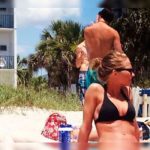 La foto de una mujer en bikini que se viralizó por una pálida razón