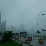 Hundimiento de una calle y otros incidentes menores por lluvias en Panamá