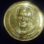 Colombia crea 100.000 monedas con el rostro del papa Francisco