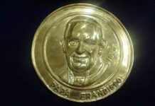 Colombia crea 100.000 monedas con el rostro del papa Francisco