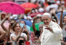 El papa pide se permita a padres del bebé Charlie acompañarle hasta el final
