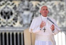 El papa: «Sueño con una Iglesia que no pase lejos de las heridas del hombre»