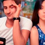 Por esto es que espiar el móvil de tu pareja es lo peor que puedes hacer