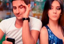 Por esto es que espiar el móvil de tu pareja es lo peor que puedes hacer