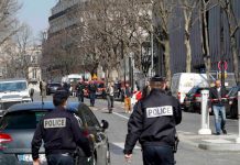 Un paquete explosivo causa un herido en la sede del FMI en París