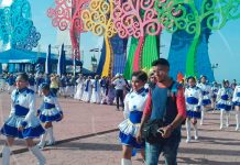 Desfile de estudiantes en saludo a las fiestas patrias