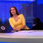 Video: Perro se mete a set de televisión en pleno programa en vivo