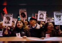Familias de víctimas de dictadura pinochetista marchan en Chile