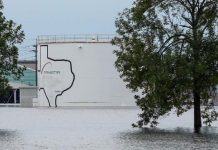 Socorristas denuncian planta química de Arkema tras huracán Harvey