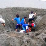 Cavar hoyos en la playa puede costarte la vida