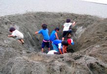 Cavar hoyos en la playa puede costarte la vida