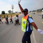 La mujer policía que baila mientras dirige el tráfico