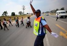 La mujer policía que baila mientras dirige el tráfico