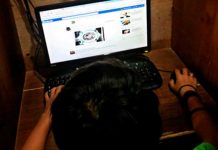 ¿Debes cerrar Facebook mientras ves porno en línea?