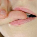 Si todavía te comés las uñas esto te ayudará a no seguir haciéndolo ucion