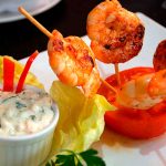 Restaurante causa polémica por hacer descuentos a mujeres por tamaño de sus senos