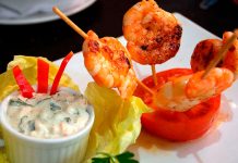 Restaurante causa polémica por hacer descuentos a mujeres por tamaño de sus senos