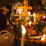 Mexicanos pasan la noche entre tumbas para reencontrarse con sus seres amados (FOTOS)