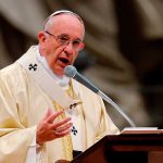 Papa pide perdón a víctimas de sacerdotes pederastas y condena «monstruosidad»