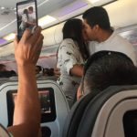 Le pidió matrimonio a su novia por el micrófono de un avión