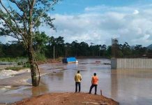 Desborde de río inunda calles de la ciudad peruana de Piura