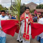 Fieles católicos en el pueblo indígena de Mozonte celebran la entrada triunfante del Jesucristo a Jerusalén