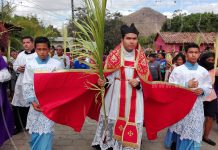 Fieles católicos en el pueblo indígena de Mozonte celebran la entrada triunfante del Jesucristo a Jerusalén