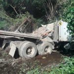 Rastra cargada de cemento se vuelca en el km 16 de la carretera sur