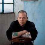Residente debuta en solitario con fuerte mensaje de igualdad
