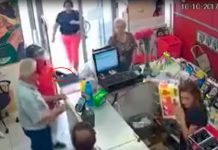 Video: Mujer colombiana frustra robo en una tienda golpeando al delincuente con su bolso